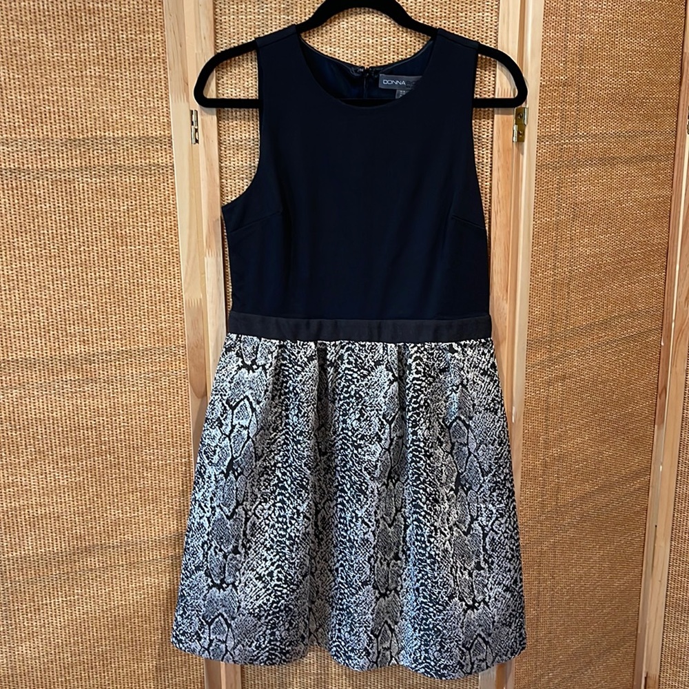 Sleeveless black and gold shift dress- size medium